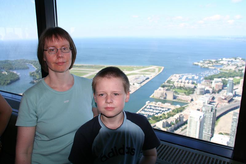 Betty und Leo auf dem CN-Tower.jpg